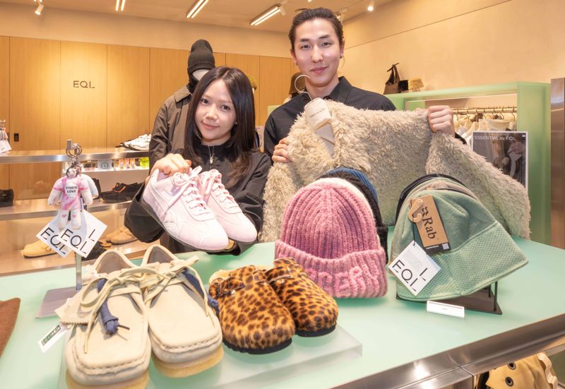 12일 경기 성남 현대백화점 판교점 4층 EQL 매장에서 직원들이 상품을 소개하고 있다. 현대백화점