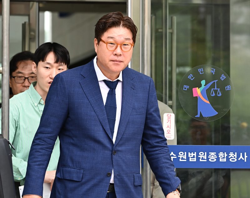 [수원=뉴시스] 김종택 기자 = 불법 대북송금과 뇌물 공여 혐의 등으로 기소된 김성태 전 쌍방울 그룹 회장이 12일 경기도 수원시 영통구 수원지방법원에서 열린 1심 선고 공판을 마치고 법원을 나서고 있다. 2024.07.12. jtk@newsis.com