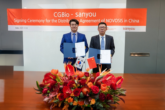 시지바이오∙산유 메디칼, ‘노보시스(NOVOSIS)’ 판매 계약 체결식에서 유현승 시지바이오 대표, 시위농 산유 메디칼 대표(왼쪽부터)가 기념사진 촬영을 하고 있다. 시지바이오 제공