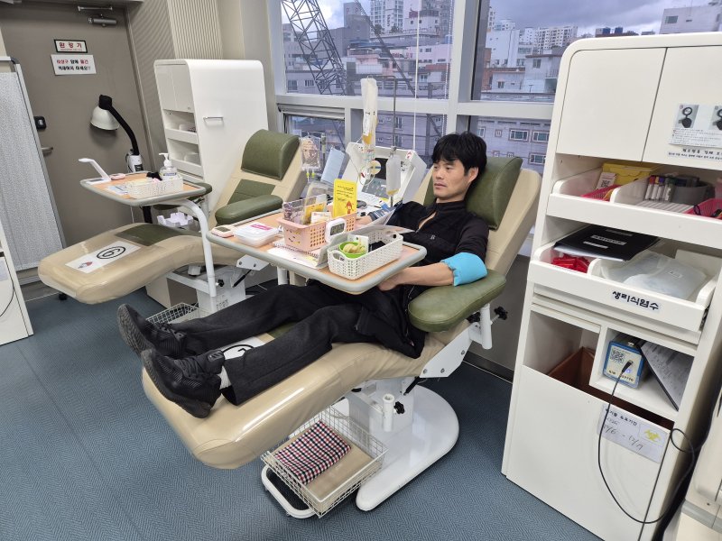 12일 울산 남구 헌혈의집 공업탑센터에서 마동철 씨가 헌혈을 하고 있다.2025.12.12/뉴스1ⓒ 뉴스1 박정현 기자