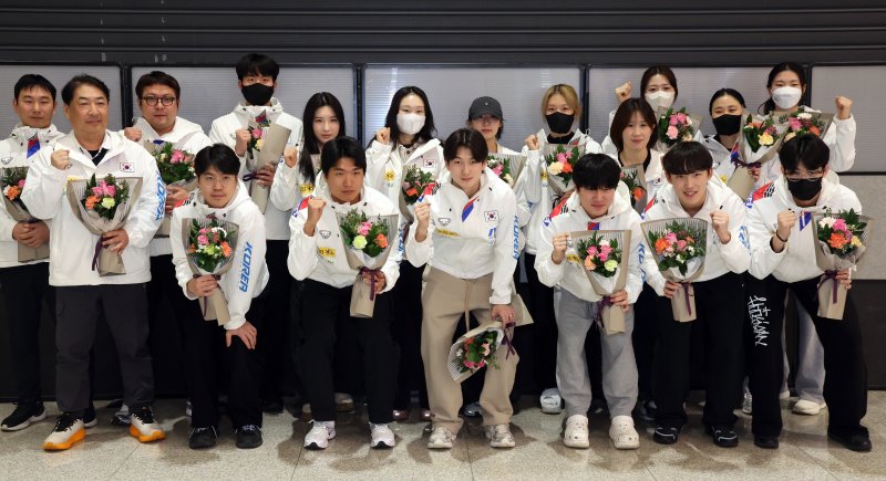 2일 인천공항으로 귀국한 쇼트트랙 국가대표팀이 파이팅을 외치고 있다. 2025.12.2/뉴스1 ⓒ News1 김명섭 기자