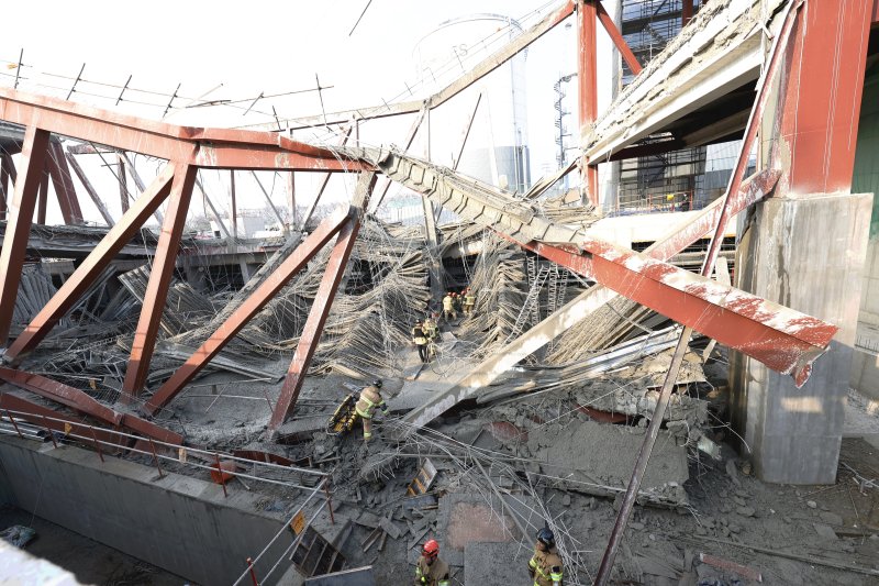 11일 오후 1시 58분쯤 광주 서구 치평동(상무지구)의 광주대표도서관 공사 현장에서 레미콘 타설 중 붕괴 사고가 발생해 4명이 매몰, 소방당국이 구조작업을 하고 있다. 2025.12.11/뉴스1 ⓒ News1 김태성 기자