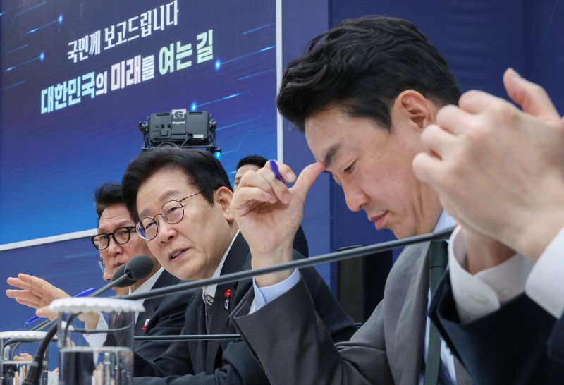 이재명 대통령이 12일 세종시 정부세종컨벤션센터에서 열린 국토교통부 업무보고에서 발언하고 있다. 대통령실통신사진기자단