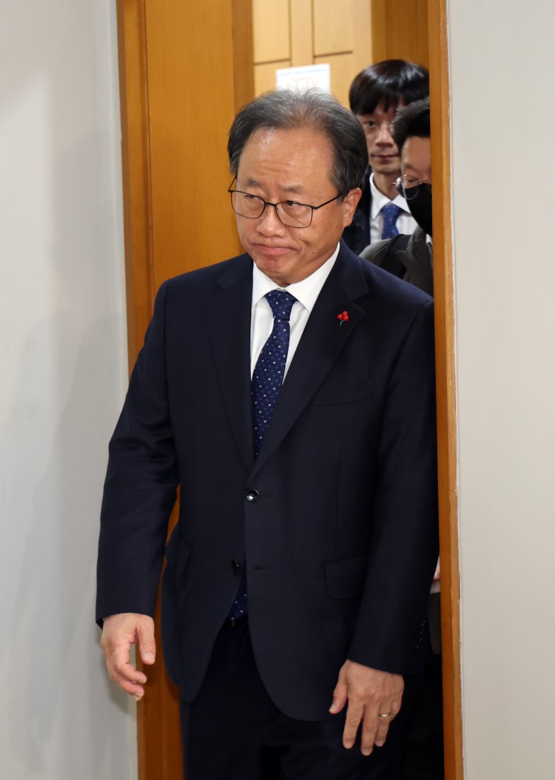 [부산=뉴시스] 하경민 기자 = 전교조 통일학교 해직 교사들을 특별 채용하도록 지시한 혐의로 기소돼 1심에서 징역 8개월에 집행유예 2년을 선고받은 김석준 부산교육감이 12일 부산 연제구 부산지법 법정을 나서고 있다. 2025.12.12. yulnetphoto@newsis.com