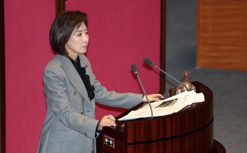 지난 9일 서울 여의도 국회에서 열린 제429회국회(정기회) 제16차 본회의에서 나경원 국민의힘 의원이 가맹사업법 개정안에 대한 무제한토론(필리버스터)을 하는 가운데 안건과 관계 없는 토론에 대해 마이크를 끄자 대기하고 있다. 2025.12.9/뉴스1 ⓒ News1 이승배 기자