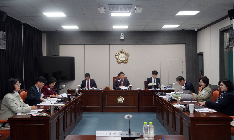 12일 태백시의회는 위원회실에서 총무과를 상대로 의원간담회를 개최하고 있다,.(사진=태백시의회 제공) *재판매 및 DB 금지