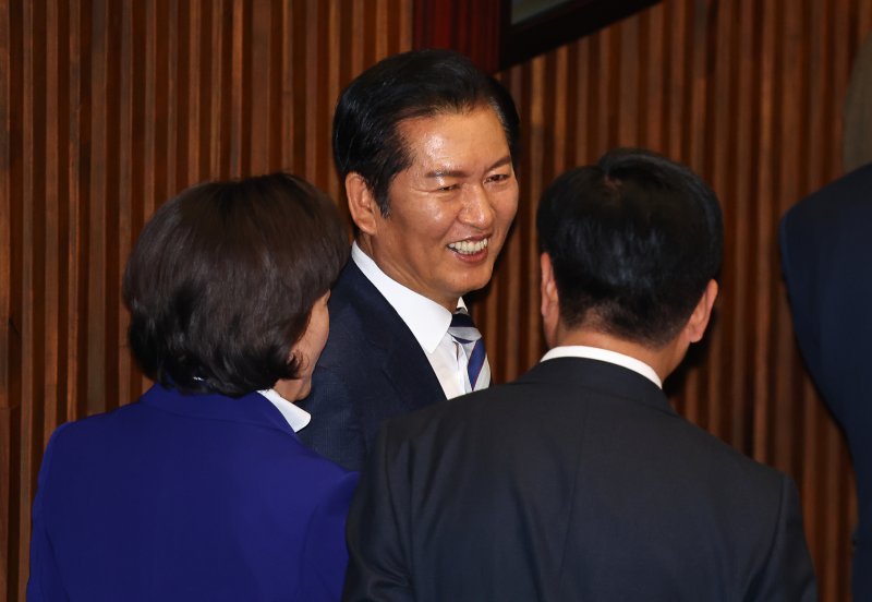 정청래 더불어민주당 대표가 12일 오후 서울 여의도 국회에서 열린 본회의에서 미소를 짓고 있다. 뉴시스