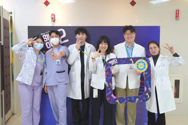 [양산=뉴시스] 디즈니무비타임 행사에 참여한 부산대어린이병원 관계자들이 기념촬영하고 있다. (사진=양산부산대병원 제공) 2025.12.12. photo@newsis.com *재판매 및 DB 금지