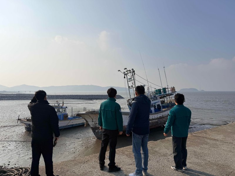 [인천=뉴시스] 지난 11일 강화군 석모도 일대에서 강화군과 강화경찰서가 대북전단 원천 차단 합동 점검에 나서고 있다. (사진=강화군 제공) 2025.12.12. photo@newsis.com *재판매 및 DB 금지