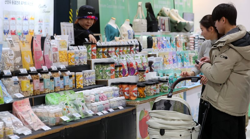 [서울=뉴시스] 김혜진 기자 = 12일 서울 강남구 세텍(SETEC)에서 열린 크리스마스 서울 펫쇼에서 한 반려견이 간식 찾기를 하고 있다. 2025.12.12. jini@newsis.com