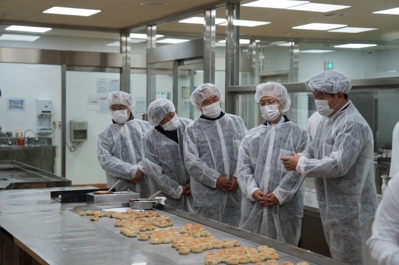 [서울=뉴시스] 김용재 식약처 차장이 12일 경주 지역 대표 특산물인 황남빵의 안전관리 현황을 살펴보기 위해 생산 현장을 방문했다. (사진=식약처 제공) 2025.12.12. photo@newsis.com *재판매 및 DB 금지