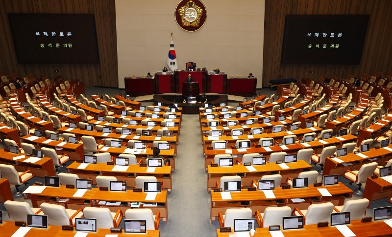 [서울=뉴시스] 김명년 기자 = 송석준 국민의힘 의원이 12일 서울 여의도 국회에서 열린 본회의에서 형사소송법 일부개정법률안(대안)에 대한 무제한 토론(필리버스터)을 하고 있다. 2025.12.12. kmn@newsis.com