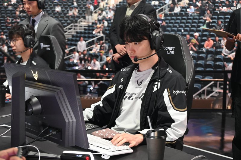 [인천=뉴시스] 윤정민 기자 = 리그 오브 레전드(LoL) e스포츠 한국 프로 리그 'LoL 챔피언스 코리아(LCK)' 젠지의 '쵸비' 정지훈이 28일 오후 인천 중구 인스파이어 아레나에서 열린 2025 LCK 결승전에 앞서 장비를 점검하고 있다. 2025.09.28. alpaca@newsis.com