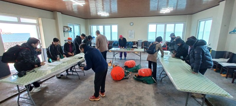 [제주=뉴시스] 제주도가 진행한 '2025 한·중·일 문화크리에이터 인 제주마실' 교류행사에 참가한 각국 크리에이터들의 취재 모습. (사진=제주도 제공) 2025.12.12. photo@newsis.com *재판매 및 DB 금지