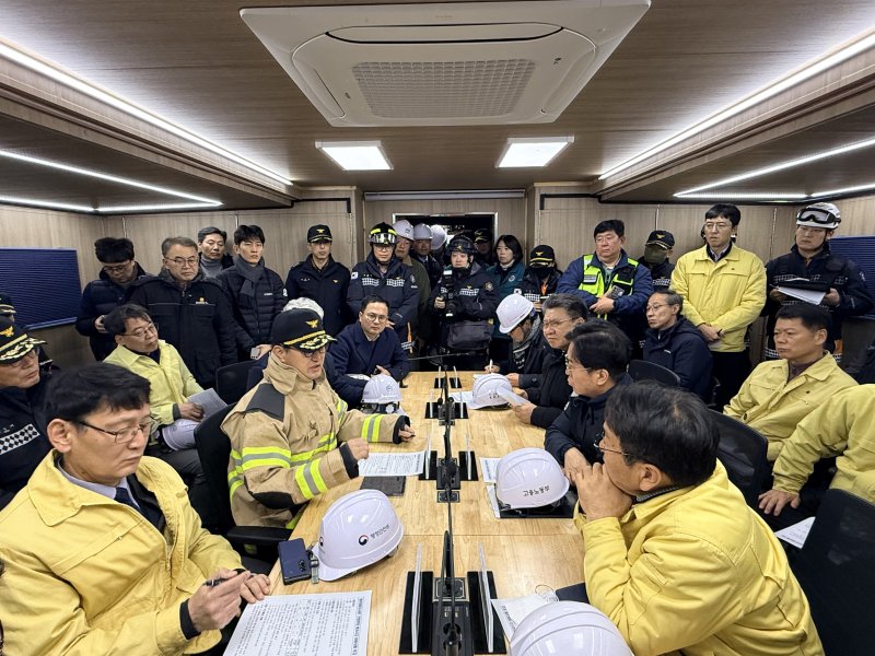 소방청은 12일 오전 광주광역시 서구 치평동 공공도서관 공사장 붕괴사고 현장에서 행정안전부, 고용노동부, 소방청, 광주광역시 등 관계 부처가 참여한 합동 상황판단회의를 개최했다.(소방청 제공)