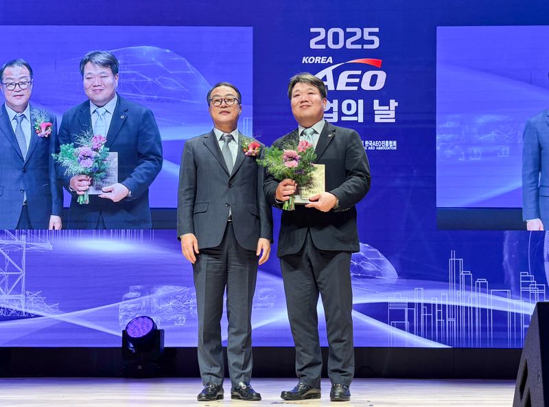 대한항공 AEO 총괄 책임 관리자인 문영성 대한항공 정비자재부 담당 상무(오른쪽)가 12일 서울 강남구 건설회관에서 열린 ‘2025년 수출입 안전관리 우수 업체 기업의 날'에서 기우성 사단법인 한국AEO진흥협회장으로부터 감사패를 받고 기념촬영을 하고 있다. 대한항공 제공