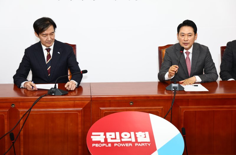 [서울=뉴시스] 김명년 기자 = 장동혁 국민의힘 대표가 1일 오전 서울 여의도 국회에서 조국 조국혁신당 대표와 만나 발언하고 있다. 2025.12.01. kmn@newsis.com