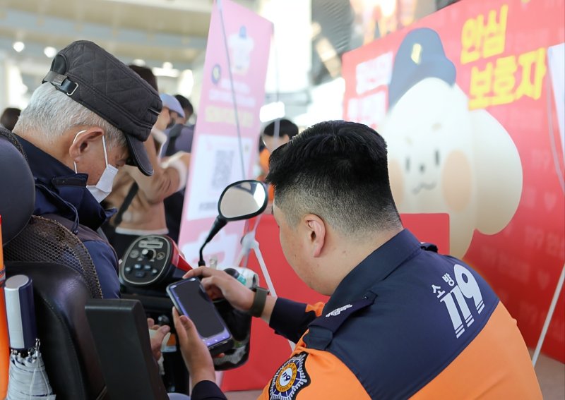 소방청과 대전소방본부는 12일 오후 대전역에서 '119안심콜' 홍보 캠페인을 벌였다. (소반본부 제공) / 뉴스1