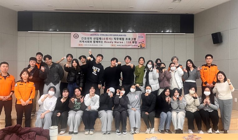 호산대학교 간호대 학생들이 경북 청소소방서에서 직무체험을 한 후 기념 촬영을 하고 있다. *재판매 및 DB 금지