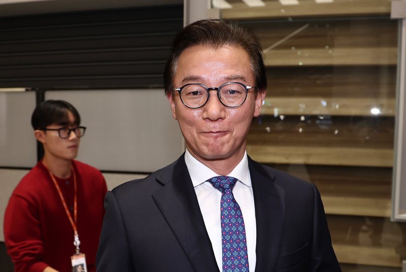 통일교로부터 금품을 수수했다는 의혹이 제기된 전재수 해양수산부 장관이 11일 오전 'UN해양총회' 유치 활동을 마친 후 인천국제공항 제2여객터미널을 통해 귀국해 입장을 밝힌 후 공항을 빠져나가고 있다. 2025.12.11/뉴스1 ⓒ News1 김성진 기자