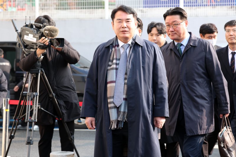 이정선 광주시교육감이 11일 오전 사전구속영장 실질심사에 출석하기 위해 광주 동구 광주지방법원에 들어서고 있다. 이 교육감은 지난 2022년 신임 감사관 임용 절차에 개입한(직권남용 권리행사) 혐의를 받고 있다. 2025.12.11/뉴스1 ⓒ News1 이승현 기자