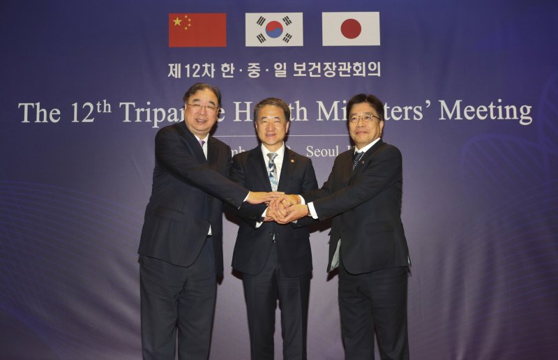[서울=뉴시스]전신 기자 = 서울에서 오는 14일 열리는 한중일 보건장관 회의에 중국 측은 장관급 인사를 파견하지 않는다고 일본 정부가 밝혔다. 사진은 2019년 12월 15일 서울 워커힐호텔에서 열린 제12차 한중일 보건장관회의가 열려 기념촬영을 하고 있는 모습. 2025.12.12. (사진=보건복지부 제공) photo@newsis.com
