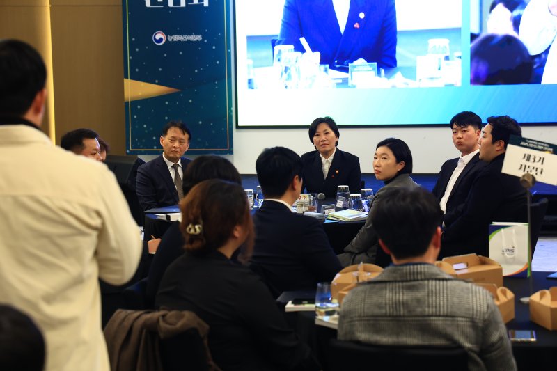 [세종=뉴시스] 송미령 농림축산식품부 장관은 12일 세종 어진동 코트야드 바이 메리어트 세종 호텔에서 '2025년 청년농업인 간담회'를 열고 청년농업인들에게 "농업의 미래인 청년 농업인의 내일이 기대될 수 있도록 지원을 아끼지 않겠다"고 말했다. (사진=농식품부 제공) 2025.12.12. photo@newsis.com *재판매 및 DB 금지