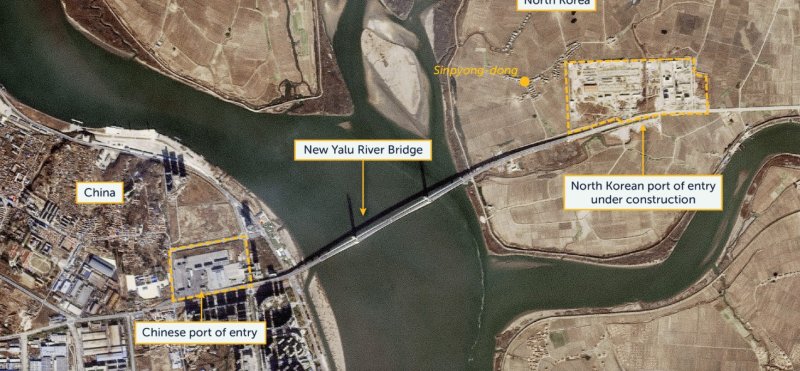 [서울=뉴시스] 중국 랴오닝성 단둥과 북한 신의주 남쪽을 잇는 신압록강 대표의 위성 사진. 좌우로 북한과 중국의 통관 시설도 보인다.(출처: 비욘드 패럴렐 홈페이지) 2025.12.12. *재판매 및 DB 금지