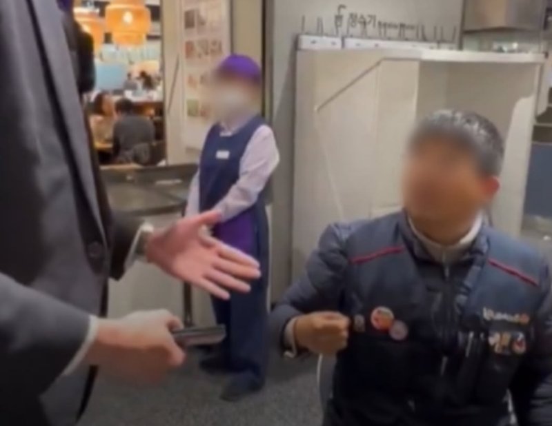 [서울=뉴시스] 롯데백화점 '노조 조끼 탈의 요구' 영상. (사진=스레드 캡처) *재판매 및 DB 금지 *재판매 및 DB 금지