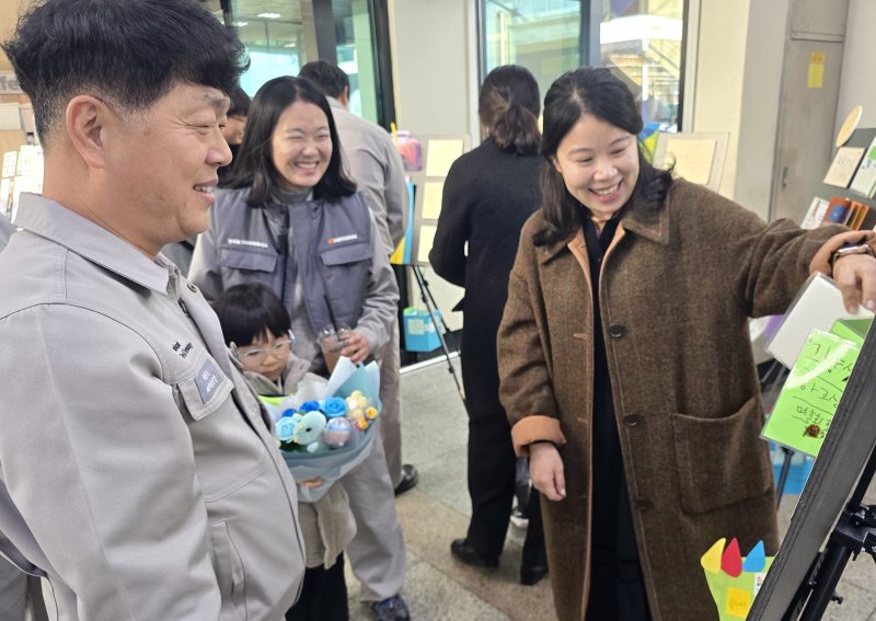 한국타이어 대전공장서 진행된 'H-KIDZ 어린이집 스토리북 전시회' 모습.(한국타이어 제공. 재판매 및 DB금지)/뉴스1