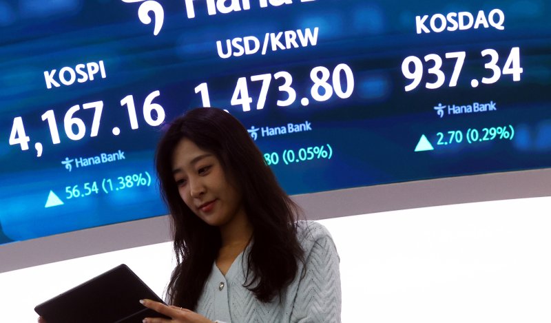 [서울=뉴시스] 박주성 기자 = 12일 오후 서울 중구 하나은행 딜링룸에서 딜러들이 업무를 하고 있다.코스피는 전 거래일(4110.62)보다 56.54포인트(1.38%) 오른 4167.16에 마감했고 코스닥 지수는 전 거래일(934.64)보다 2.70포인트(0.29%) 상승한 937.34에 거래를 마쳤다. 서울 외환시장에서 원·달러 환율은 전 거래일(1473.0원)보다 0.7원 오른 1473.7원에 주간 거래를 마감했다. 2025.12.12. park7691@newsis.com