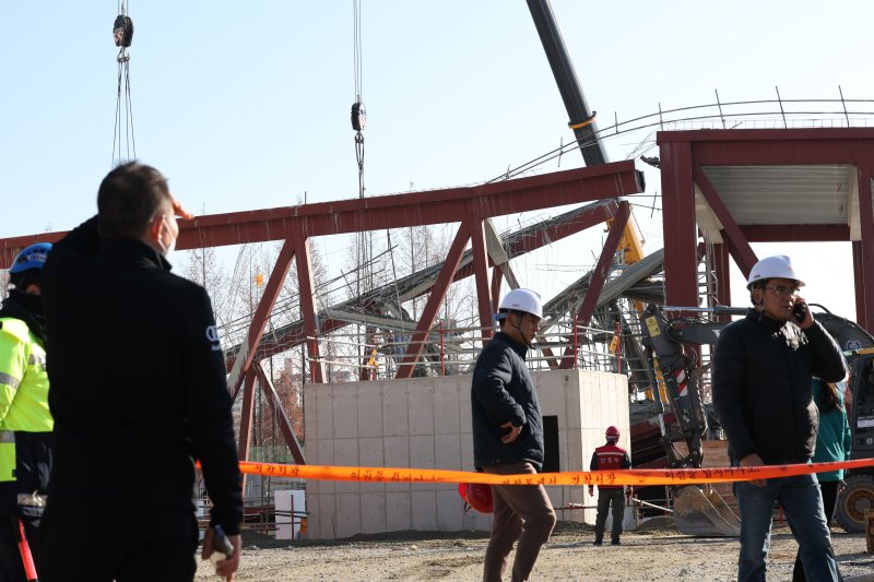 12일 오후 광주 서구 치평동(상무지구)의 광주대표도서관 공사 현장에서 레미콘 타설 중 붕괴 사고로 구조물 안정화와 보강작업이 진행되는 가운데 주민들이 이를 지켜보고 있다. 2025.12.12/뉴스1 ⓒ News1 박지현 기자