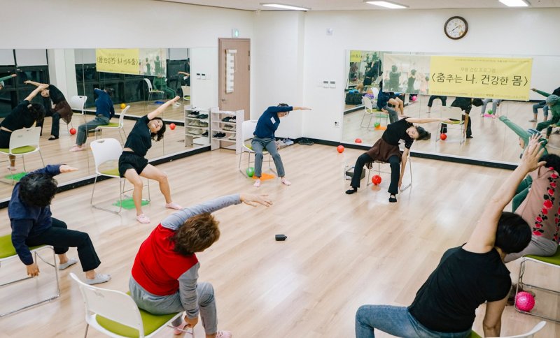 [제주=뉴시스] 10~11월 제주문화예술재단 지원으로 진행된 '춤추는 나, 건강한 몸' 프로그램 모습. (사진=제주시니어댄스예술교육원 제공) 2025.12.12. photo@newsis.com