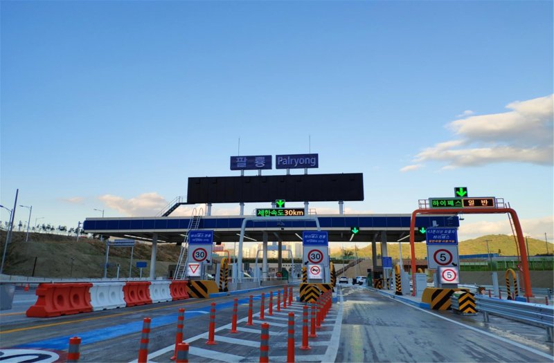 [창원=뉴시스] 강경국 기자 = 경남 창원시 마산회원구 양덕동과 의창구 팔용동을 잇는 팔룡터널 요금소 전경. (사진=창원시청 제공). 2025.10.29. photo@newsis.com *재판매 및 DB 금지
