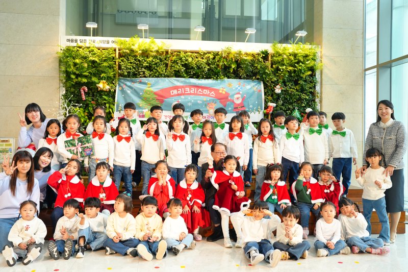 건양대병원 어린이집 원아들이 참여한 '힐링 음악회'가 11일 병원 신관 로비에서 열렸다.(건양대병원 제공) /뉴스1