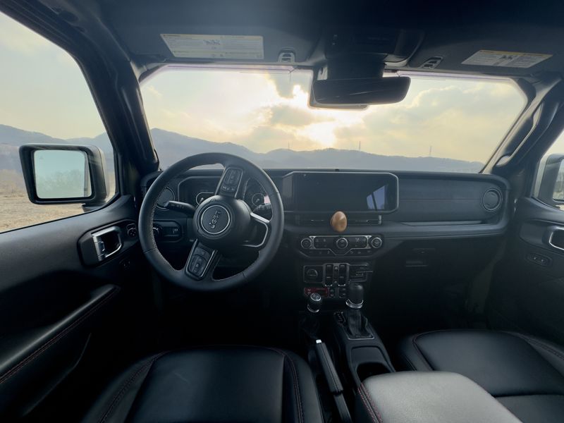 지프 랭글러 루비콘 41 에디션 운전석 시야. /사진=김동찬 기자.