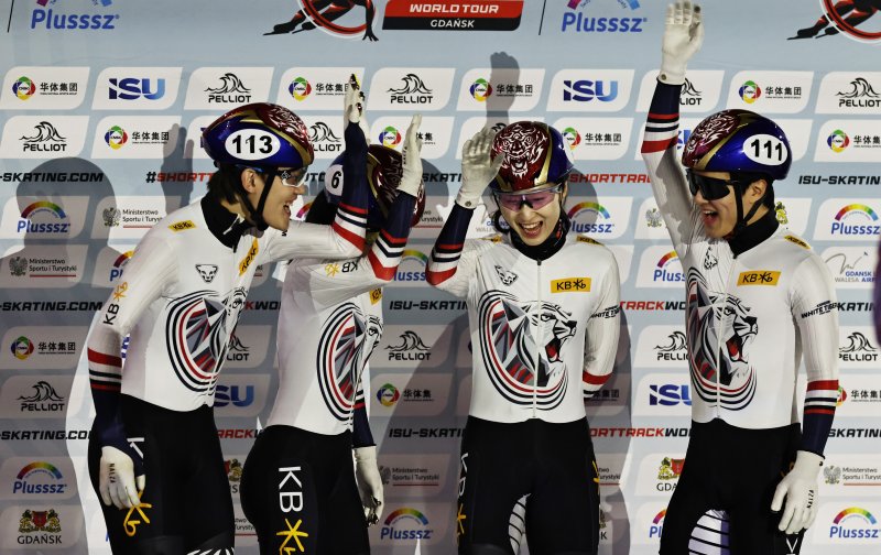 [그단스크=신화/뉴시스] 한국 남녀 쇼트트랙 선수들이 23일(현지 시간) 폴란드 그단스크의 할라 올리비아에서 열린 2025-26 국제빙상경기연맹(ISU) 쇼트트랙 월드투어 3차 혼성 2000m 결선 경기를 마치고 우승을 자축하고 있다. 김길리, 최민정, 이정민, 임종언이 출전한 한국은 2분40초155를 기록하며 금메달을 목에 걸었다. 2025.11.24.