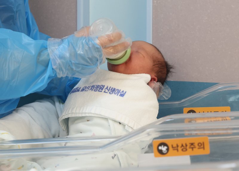 [고양=뉴시스] 전진환 기자 = 사진은 지난 5월 28일 경기 고양시 CHA의과학대학교 일산차병원 신생아실에서 간호사가 신생아들을 돌보고 있는 모습. 2025.05.27. amin2@newsis.com