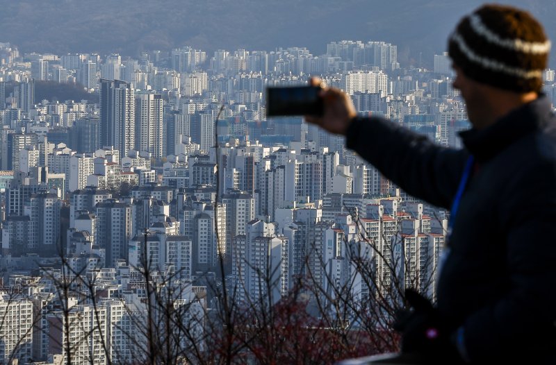 [서울=뉴시스] 정병혁 기자 = 사진은 지난 2일 서울 중구 남산에서 시내 아파트가 보이고 있는 모습. 2025.12.02. jhope@newsis.com