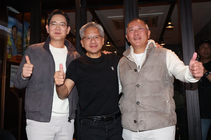 이재용 삼성전자 회장(왼쪽부터)과 젠슨 황 엔비디아 최고경영자(CEO), 정의선 현대차그룹 회장이 10월 30일 저녁 서울 삼성동의 한 치킨집에서 '치맥' 회동을 마친 후 인사를 하고 있다. (공동취재) 2025.10.30/뉴스1 ⓒ News1 김진환 기자