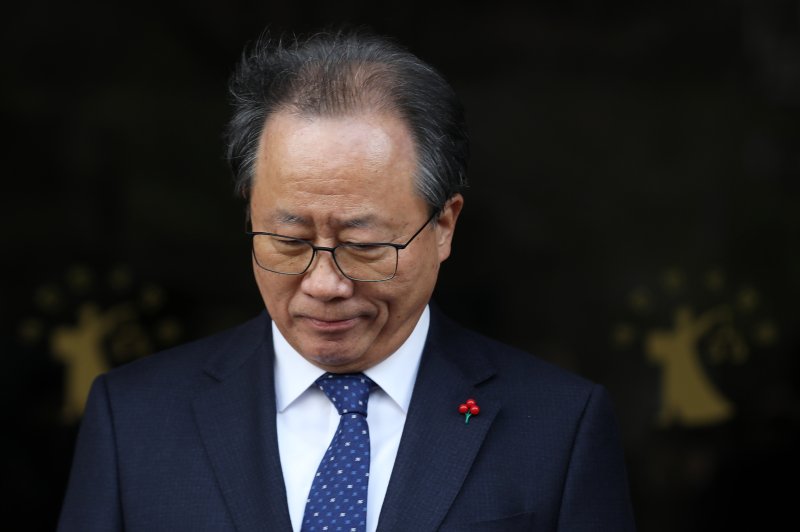 전교조 통일학교 해직 교사들을 특별 채용하도록 지시한 혐의로 기소된 김석준 부산시교육감이 12일 오후 부산 연제구 부산지방법원에서 열린 1심 선고 공판에서 징역 8월에 집행유예 2년을 선고받은 후 법정을 나서며 취재진 질문에 답하고 있다. 2025.12.12/뉴스1 ⓒ News1 윤일지 기자