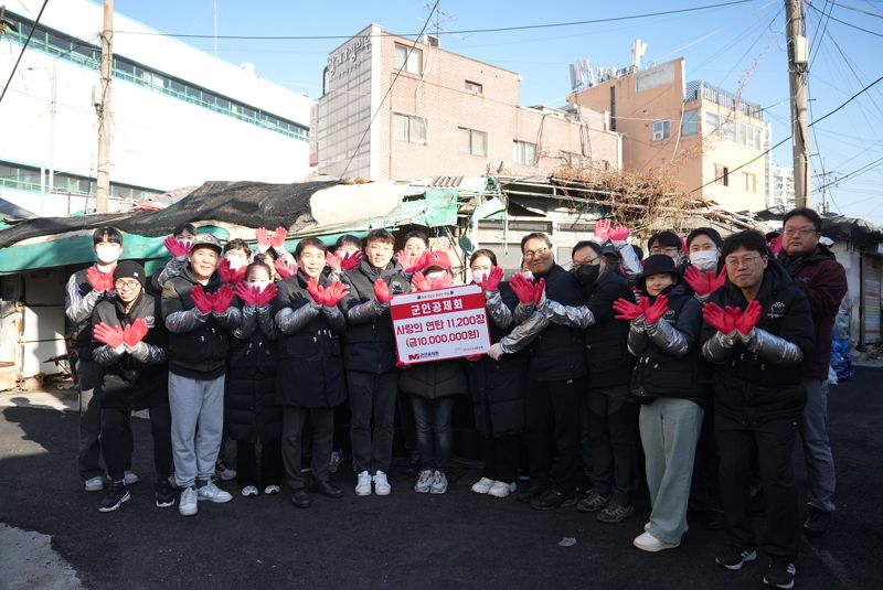 군인공제회 임직원들이 사랑의 연탄나눔 봉사활동을 진행하고 있다. 군인공제회 제공.
