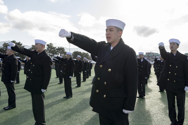 [진해=뉴시스] 차용현 기자 = 해군교육사령부는 12일, 기초군사교육단 연병장에서 해군병 719기 수료식을 가지고 282명의 정예 해군병을 배출했다. 사진은 훈련병들이 필승구호를 외치는 모습. 2025.12.12.(사진=해군교육사령부 제공)photo@newsis.com