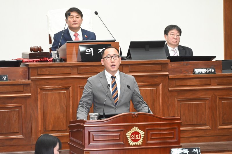 손근호 울산시의원이 12일 본회의장에서 천창수 교육감과의 시정질문을 하고 있다.(울산시의회 제공. 재판매 및 DB금지)/뉴스1