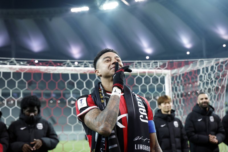 10일 오후 서울시 마포구 월드컵로 서울월드컵경기장에서 열린 AFC 챔피언스리그 엘리트(ACLE) 2025/26 리그 스테이지 6차전 FC서울과 멜버른시티FC의 경기 종료 후 진행된 환송행사에서 서울 린가드가 서포터즈 수호신과 함께 세리머니를 하고 있다. 2025.12.10/뉴스1 ⓒ News1 박정호 기자