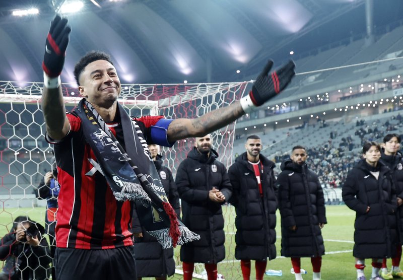 10일 오후 서울시 마포구 월드컵로 서울월드컵경기장에서 열린 AFC 챔피언스리그 엘리트(ACLE) 2025/26 리그 스테이지 6차전 FC서울과 멜버른시티FC의 경기 종료 후 진행된 환송행사에서 서울 린가드 서포터즈 수호신과 함께 세리머니를 하고 있다. 2025.12.10/뉴스1 ⓒ News1 박정호 기자