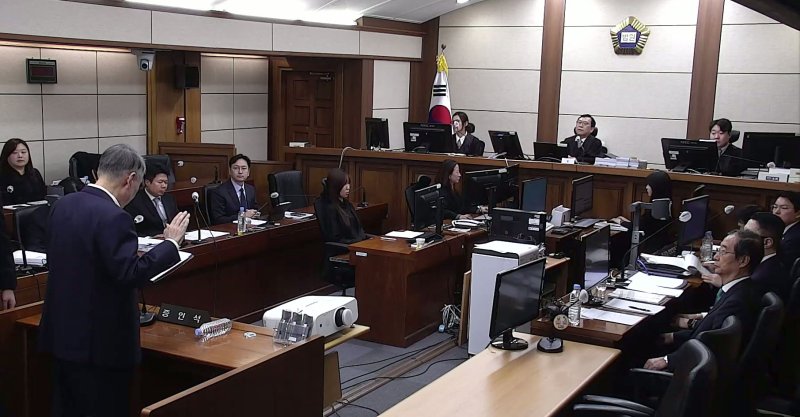 [서울=뉴시스] 윤석열 전 대통령이 19일 서울 서초구 서울중앙지법에서 열린 내란방조, 위증 등 혐의 한덕수 전 국무총리 10차 공판에 증인으로 출석해있다. (사진=서울중앙지방법원 제공) 2025.11.19. photo@newsis.com *재판매 및 DB 금지