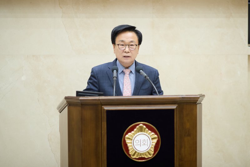 김영식 의원이 12일 열린 제297회 정례회 제4차 본회의에서 5분 자유발언을 하고 있다.(시의회 제공)