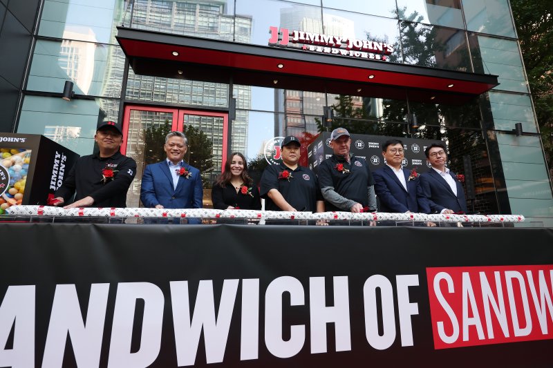 [서울=뉴시스] 김명년 기자 = 서울 강남구 강남358타워에서 열린 지미존스 한국 1호점 오픈 기념식에 참석한 (왼쪽부터)이병윤 역전F&C 대표, 파올로 니콜라스 인스파이어 브랜즈 아시아 태평양 지역 부사장(Paolo Nicolas, Regional Vice President at Inspire Brands, APAC), 애드리엔 손더스 지미존스 USA 프랜차이즈 운영 디렉터(Adrienne Saunders, Director of Franchise Operations at Jimmy John’s USA), 박진녕 지미존스 코리아 1