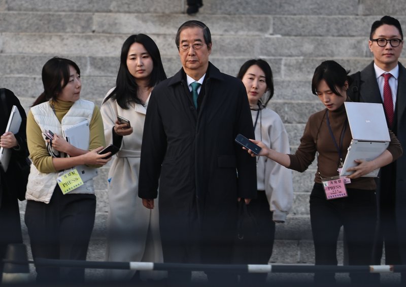 [서울=뉴시스] 홍효식 기자 =내란 특검팀은 '헌법재판관 미임명·지명 의혹'과 관련해 한덕수 전 국무총리와 최상목 전 부총리 겸 기획재정부장관, 김주현 전 대통령실 민정수석, 정진석 전 비서실장, 이원모 전 공직기강비서관 등을 기소했다. 12·3 비상계엄 관련 내란 방조 등 혐의를 받는 한 전 국무총리가 11월 26일 오후 서울 서초구 서울중앙지방법원에서 열린 결심 공판을 마친 뒤 법원을 나서고 있다. (공동취재) 2025.11.26. photo@newsis.com